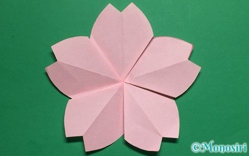 折り紙で作った立体的な桜の花びら