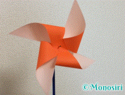 折り紙で作ったクルクル回る風車