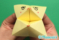 折り紙で折ったパクパクで遊んでいる