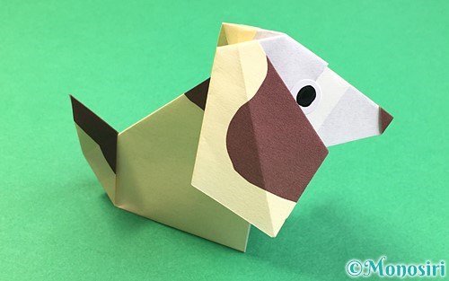 折り紙で折った立体的な犬
