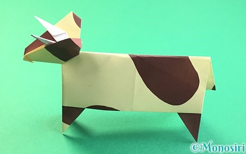 折り紙で折った立体的な牛