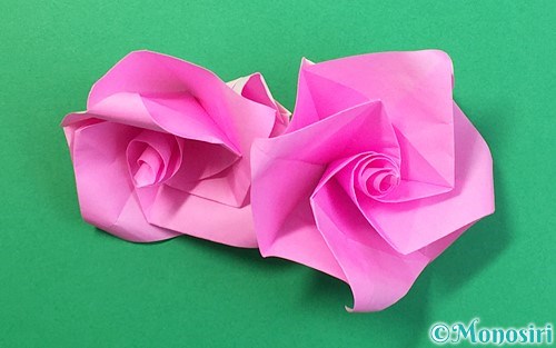 折り紙で作った立体的なバラ